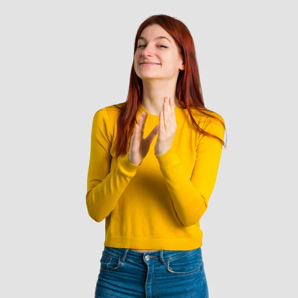 Menina Ruiva Jovem Com Suéter Amarelo Aplaudindo Após Apresentação Uma — Fotografia de Stock