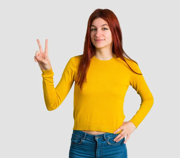 Menina Ruiva Jovem Com Suéter Amarelo Feliz Contando Dois Com — Fotografia de Stock