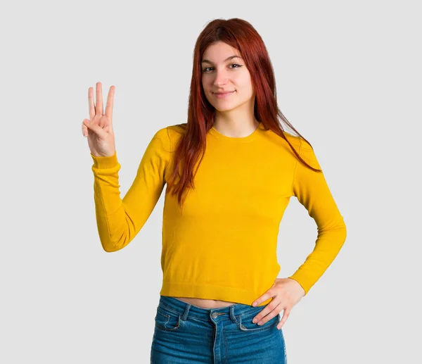 Junge Rothaarige Mädchen Mit Gelbem Pullover Glücklich Und Zählen Drei — Stockfoto