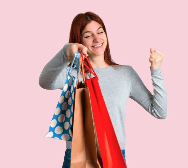 Chica Pelirroja Joven Sosteniendo Una Gran Cantidad Bolsas Compras Sobre —  Fotos de Stock