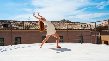 Genç Kızıl saçlı güzel kız açık dans