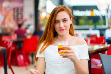 Bir alışveriş merkezinde bir bira zevk genç Kızıl saçlı güzel kız