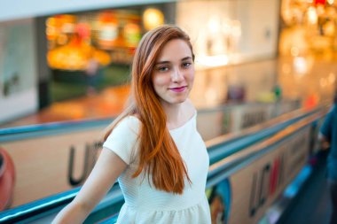 Bir alışveriş merkezinde genç Kızıl saçlı güzel kız