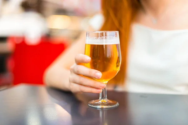 Jovem Ruiva Menina Bonita Desfrutando Uma Cerveja Shopping — Fotografia de Stock