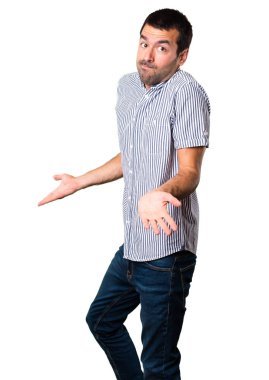 Yakışıklı adam izole beyaz arka plan üzerinde önemsiz jest yapma