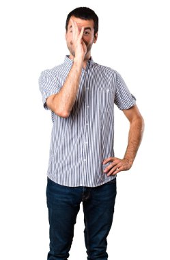 Yakışıklı adam izole beyaz arka plan üzerinde bir şaka yapmak