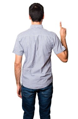 Yakışıklı adam bir izole beyaz arka plan üzerinde sayma