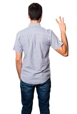 Yakışıklı adam üç izole beyaz zemin üzerine sayma