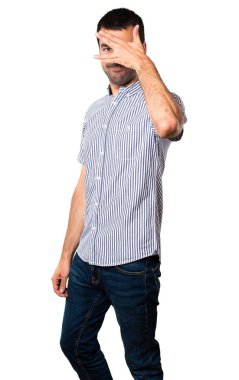 Yakışıklı adam gözlerini izole beyaz zemin üzerine kaplama