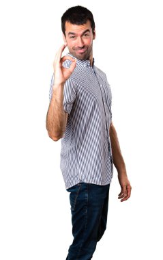 Yakışıklı adam ok işareti yapma beyaz arka plan izole