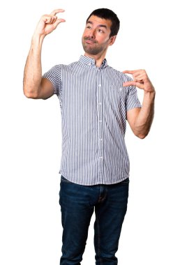 Yakışıklı adam küçük işareti izole beyaz arka plan üzerinde yapma