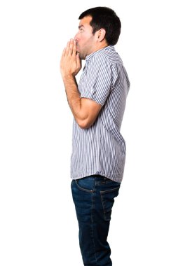 Yakışıklı adam izole beyaz arka plan üzerinde yalvaran