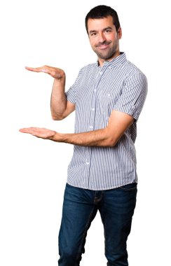 Yakışıklı adam bir şey izole beyaz arka plan üzerinde tutan