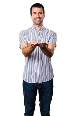 Yakışıklı adam bir şey izole beyaz arka plan üzerinde tutan