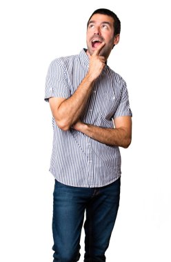 Yakışıklı adam sürpriz jest yapma beyaz arka plan izole