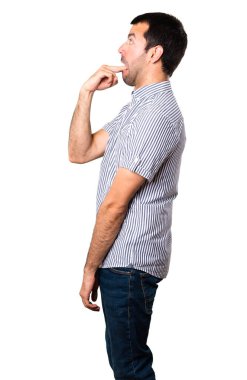 Yakışıklı adam izole beyaz zemin üzerine kusma jest yapma