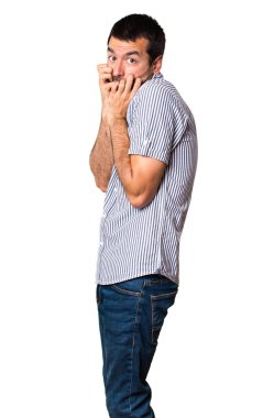 İzole beyaz zemin üzerine korkmuş yakışıklı adam