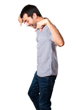 Yakışıklı adam izole beyaz arka plan üzerinde aşağı dönük