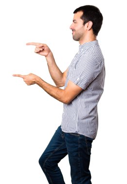 Yakışıklı adam lateral izole beyaz zemin üzerine işaret