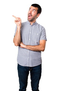 Yakışıklı adam izole beyaz arka plan üzerinde düşünme