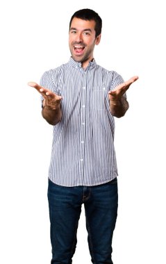 Yakışıklı adam bir şey izole beyaz arka plan üzerinde sunulması