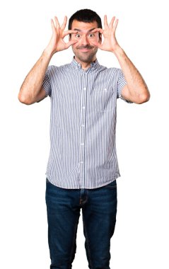 Yakışıklı adam bir şey izole beyaz arka plan üzerinde gösterilen