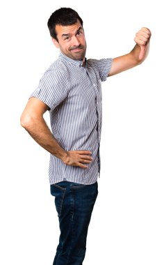 Yakışıklı adam kötü sinyal izole beyaz arka plan üzerinde yapma