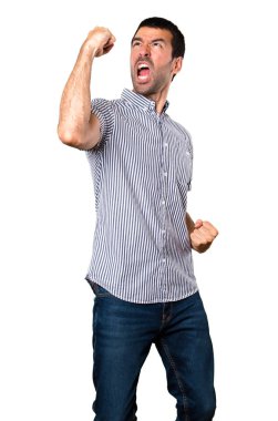 İzole beyaz arka plan üzerinde şanslı yakışıklı adam