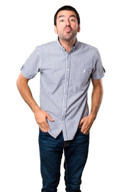 Yakışıklı adam izole beyaz arka plan üzerinde bir öpücük gönderme