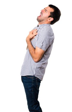 Kalp ağrısı izole beyaz zemin üzerine olan yakışıklı adam