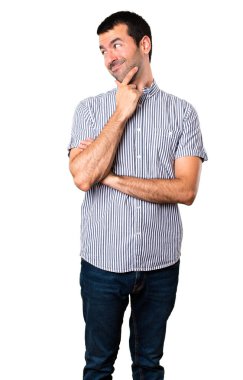 Yakışıklı adam izole beyaz arka plan üzerinde yan bakan