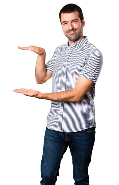 Yakışıklı adam bir şey izole beyaz arka plan üzerinde tutan