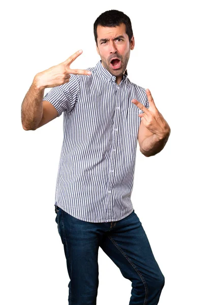 Yakışıklı adam zafer jest yapma beyaz arka plan izole