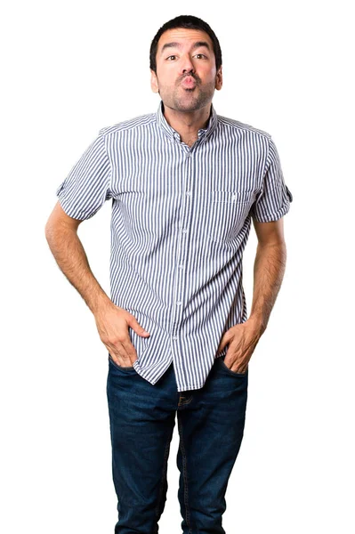 Yakışıklı adam izole beyaz arka plan üzerinde bir öpücük gönderme