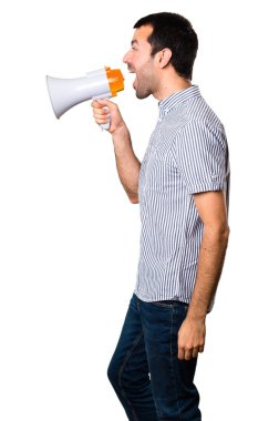 Yakışıklı adam bir megafon izole beyaz arka plan üzerinde tutan