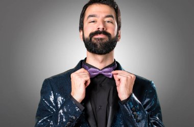 Payet ceket gri arka plan üzerinde mutlu yakışıklı adam