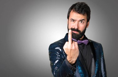 Payet ceket gri arka plan üzerinde yapım boynuz hareketi ile yakışıklı adam