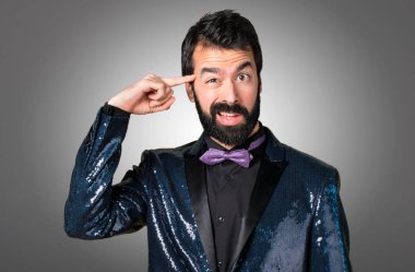 Payet ceket gri arka plan üzerinde deli jest yapma ile yakışıklı adam