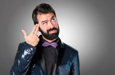 Payet ceket gri arka plan üzerinde yapım intihar hareketi ile yakışıklı adam