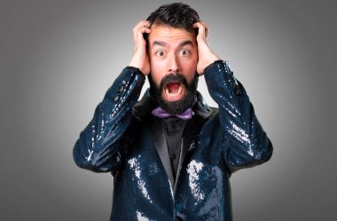 Payet ceket gri arka plan üzerinde ile sinirli yakışıklı adam