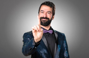 Payet ceket gri arka plan üzerinde sayma ile yakışıklı adam