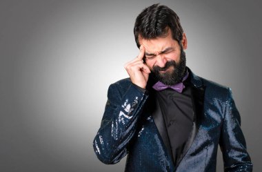 Payet ceket gri arka plan üzerinde ile sinirli yakışıklı adam