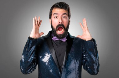 Payet ceket gri arka plan üzerinde ile sinirli yakışıklı adam