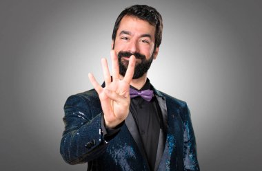 Payet ceket gri arka plan üzerine dört sayma ile yakışıklı adam