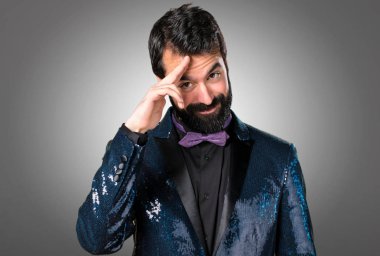 Payet ceket gri arka plan üzerinde selamlayan ile yakışıklı adam