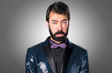 Payet ceketi gri arka plan üzerinde üzgün yakışıklı adam