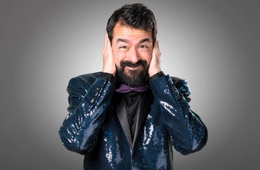 Payet ceket gri arka plan üzerinde kulakları kapsayan ile yakışıklı adam