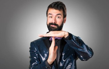 Payet ceket gri arka plan üzerinde yapım zaman aşımı hareketi ile yakışıklı adam