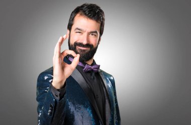 Payet ceket gri arka plan üzerinde oturum tamam yapma ile yakışıklı adam