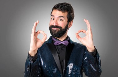 Payet ceket gri arka plan üzerinde oturum tamam yapma ile yakışıklı adam